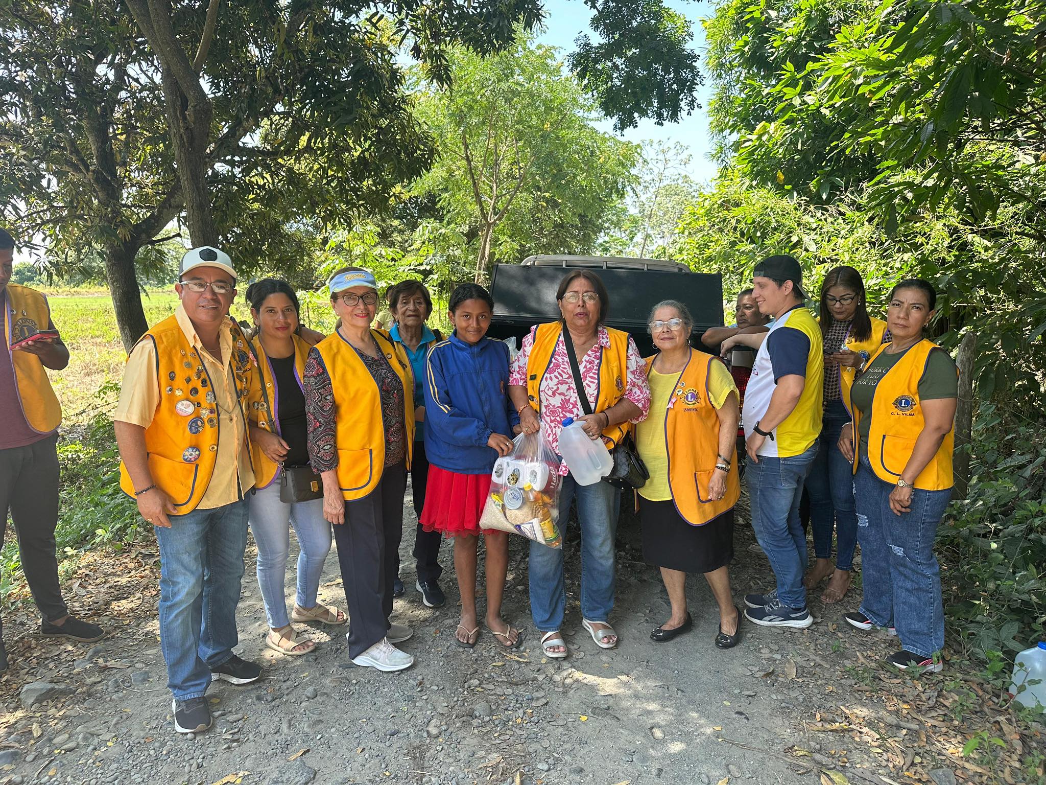 Vía a Macul miembros del Club de Leones Vinces entregaron raciones alimentarias a varios habitantes.