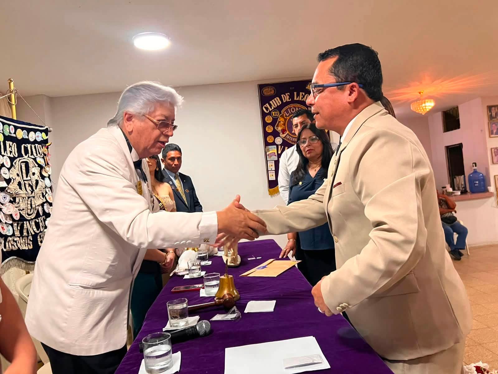 📌Javier Granados fue posesionado como presidente reelecto del Club de Leones🦁  En una ceremonia desarrollada el pasado fin de semana, el Club de Leones posesionó a su directorio para el nuevo período, ratificando a Javier Granados como presidente reelecto. Durante el acto también fue proclamada Noralma Ubilla como reina de la institución.  Como parte de la programación, se realizó el juramento de dos nuevos socios, quienes se integran al club para fortalecer las acciones de servicio en favor de la comunidad. Asimismo, el presidente presentó el informe de labores de su gestión, destacando los proyectos ejecutados, el crecimiento institucional y el impacto de las actividades desarrolladas.  Durante la ceremonia también se dieron a conocer los resultados de las evaluaciones efectuadas por la Gobernación del Distrito y por Lions Clubs International, organismos que reconocieron los logros alcanzados por el club y formularon reconocimientos por la labor de servicio.  El evento se realizó de manera conjunta con el Club Leo, que posesionó a Domenica Chanaluisa como su nueva presidenta y coronó a Cristhel García Montalván como reina de la organización juvenil.  La velada transcurrió en un ambiente de confraternidad, con la participación de socios, autoridades e invitados especiales, quienes renovaron su compromiso de seguir impulsando acciones solidarias y proyectos en beneficio de la comunidad.  #NosotrosServimos  #ClubdeleonesdeVinces