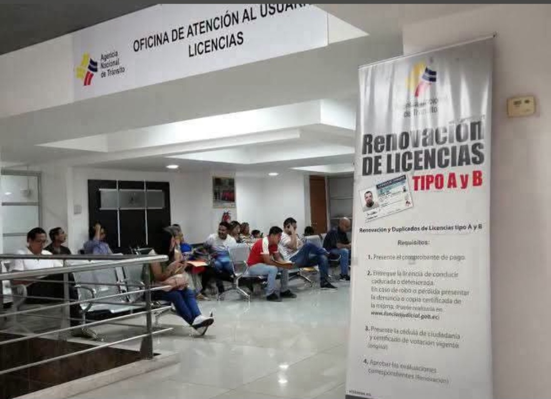 ANT EMITE LICENCIA SEGÚN DIGITO DE CÉDULA!   ✍️ Desde hoy lunes 20 de julio hasta el 30 de septiembre del 2026, la Agencia Nacional de Tránsito (ANT) implementará un plan piloto para la emisión de licencias de conducir en Ecuador.  La iniciativa modifica la forma de agendar turnos para obtener el documento.   Durante la fase piloto, la atención se organizará de acuerdo con el último dígito de la cédula de ciudadanía: lunes, dígitos 1 y 2 martes, 3 y 4; miércoles, 5 y 6; jueves, 7 y 8; y viernes, 9 y 0.   El plan piloto aplica tanto para la emisión de licencias por primera vez como para la renovación del documento.  El agendamiento de turnos se mantiene a través de la plataforma virtual de la ANT, a la que puede acceder en este enlace:  https://consultaweb.ant.gob.ec/SVT/paginas/portal/svf_solicitar_servicio.jsp?ps_param_tip_serv=LIC.   Ahí debe seleccionar la agencia para realizar el trámite, generar la orden de pago y cancelar el valor correspondiente en las entidades financieras autorizadas.  Una vez completado este proceso, el usuario ya no deberá esperar la fecha que conste en el turno generado. Podrá acudir a la agencia elegida cualquier día que corresponda al último dígito de su cédula.  Los ciudadanos que ya habían obtenido un turno podrán acudir a la agencia seleccionada en el día que corresponda al último dígito de la cédula.